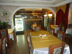 Se sirven desayunos, comidas, cenas y cocina local e internacional 