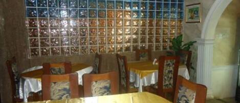 朝食 (オーダー形式)、毎日提供 (1 名様 2000 NGN)