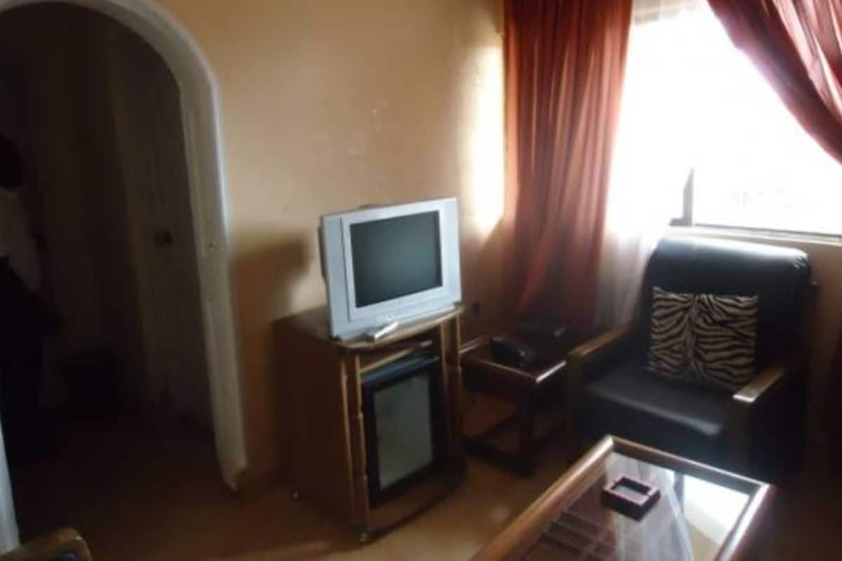Estudio clásico | Sala de estar | Una televisión de plasma
