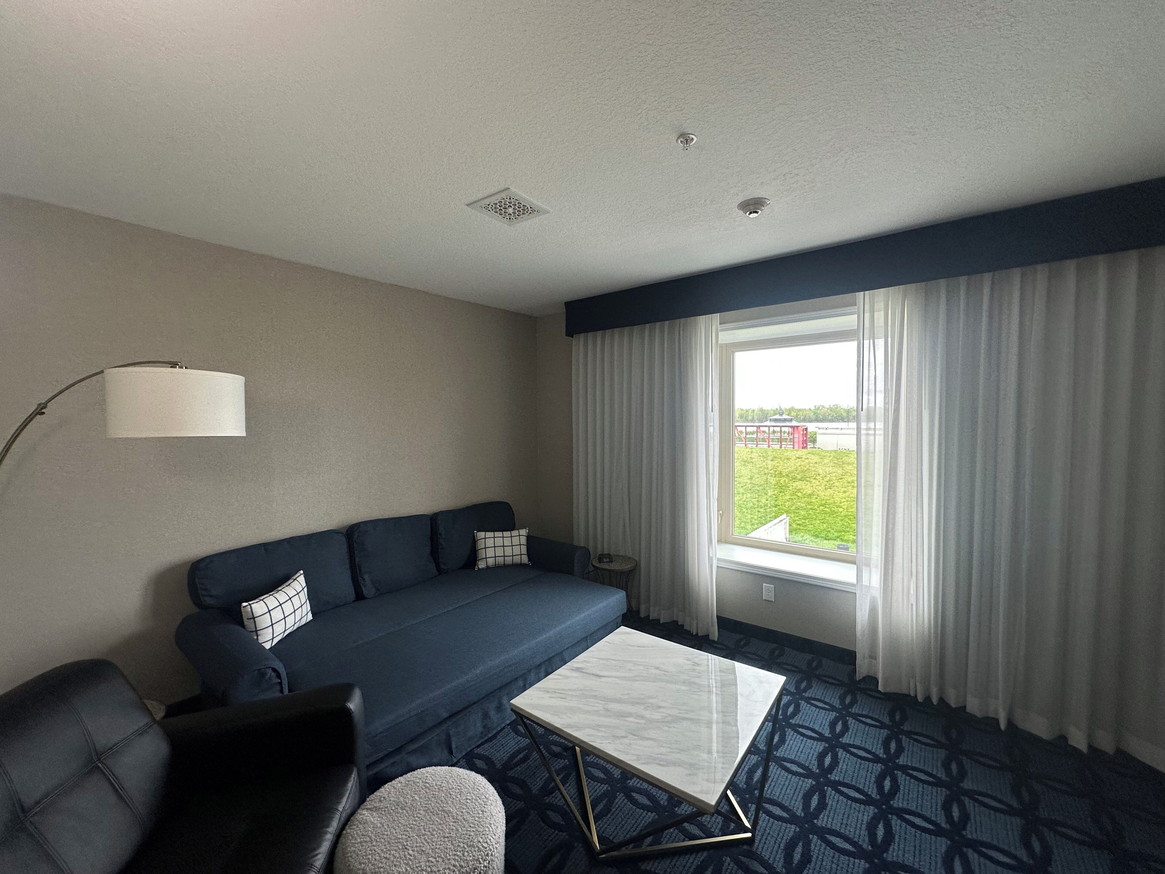 舒适开间套房 | 起居区 | 55-英寸电视（配备有线频道）、Netflix、Hulu