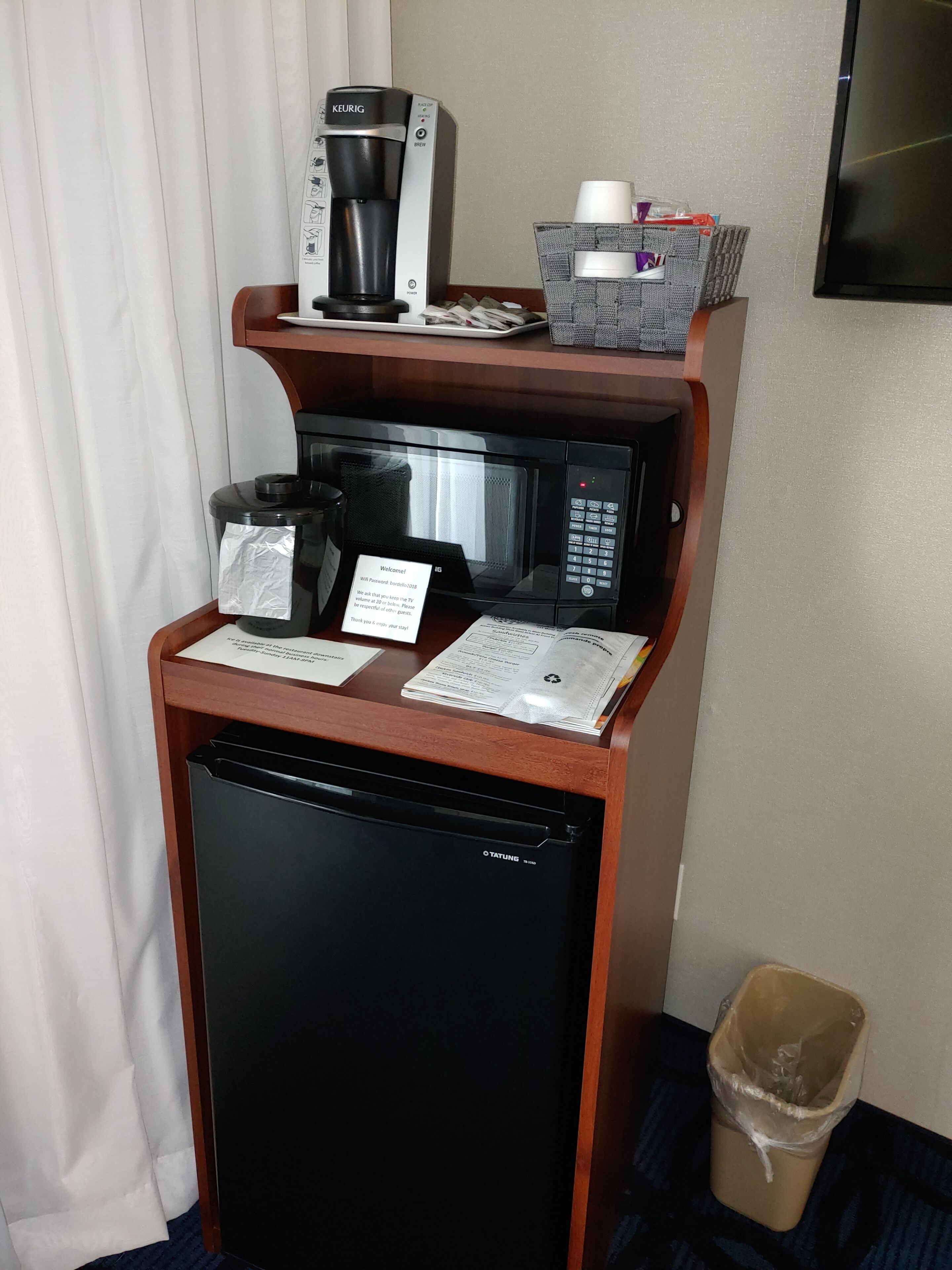 Cozinha compacta equipada com cafeteira Keurig, micro-ondas e lava-louças Tautung.