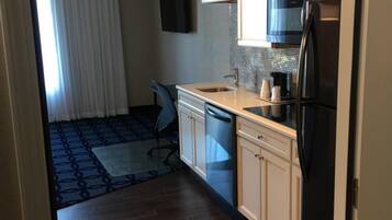 Comfort Studio Suite | Private kitchen | Mini-fridge, coffee/tea maker