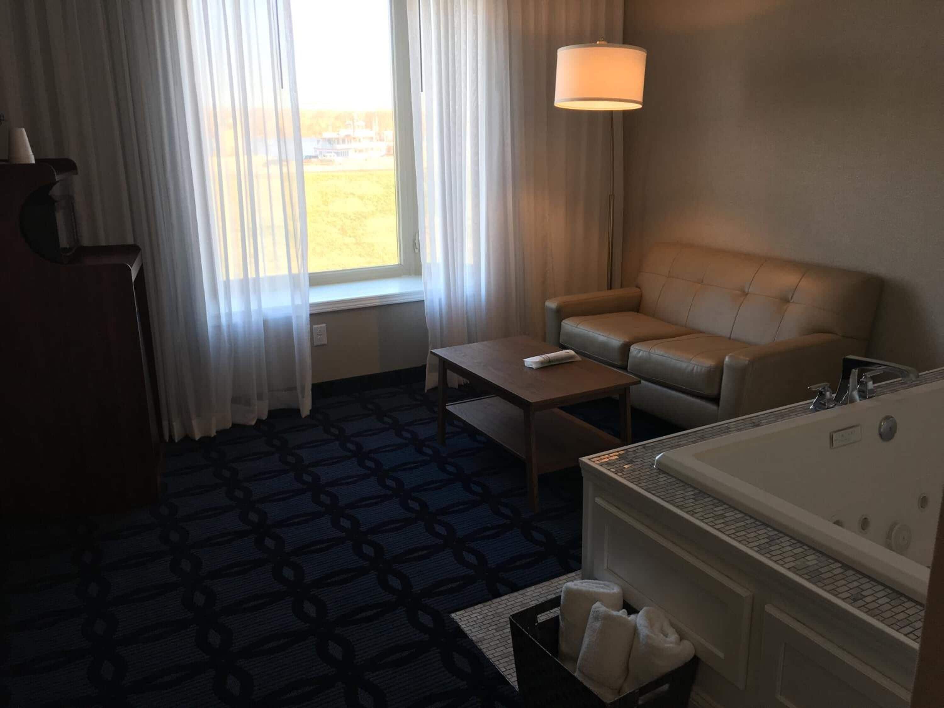 Honeymoon-Zimmer, Flussblick | Wohnzimmer | 55-Zoll-Fernseher mit Kabelempfang, Netflix, Hulu