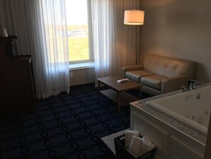 Smekmånadsrum - utsikt mot floden | Vardagsrum | 55-tums tv med kabelkanaler, Netflix och Hulu