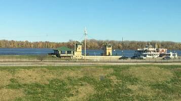 Una propiedad frente al agua con muelle, una construcción pequeña y un bote.