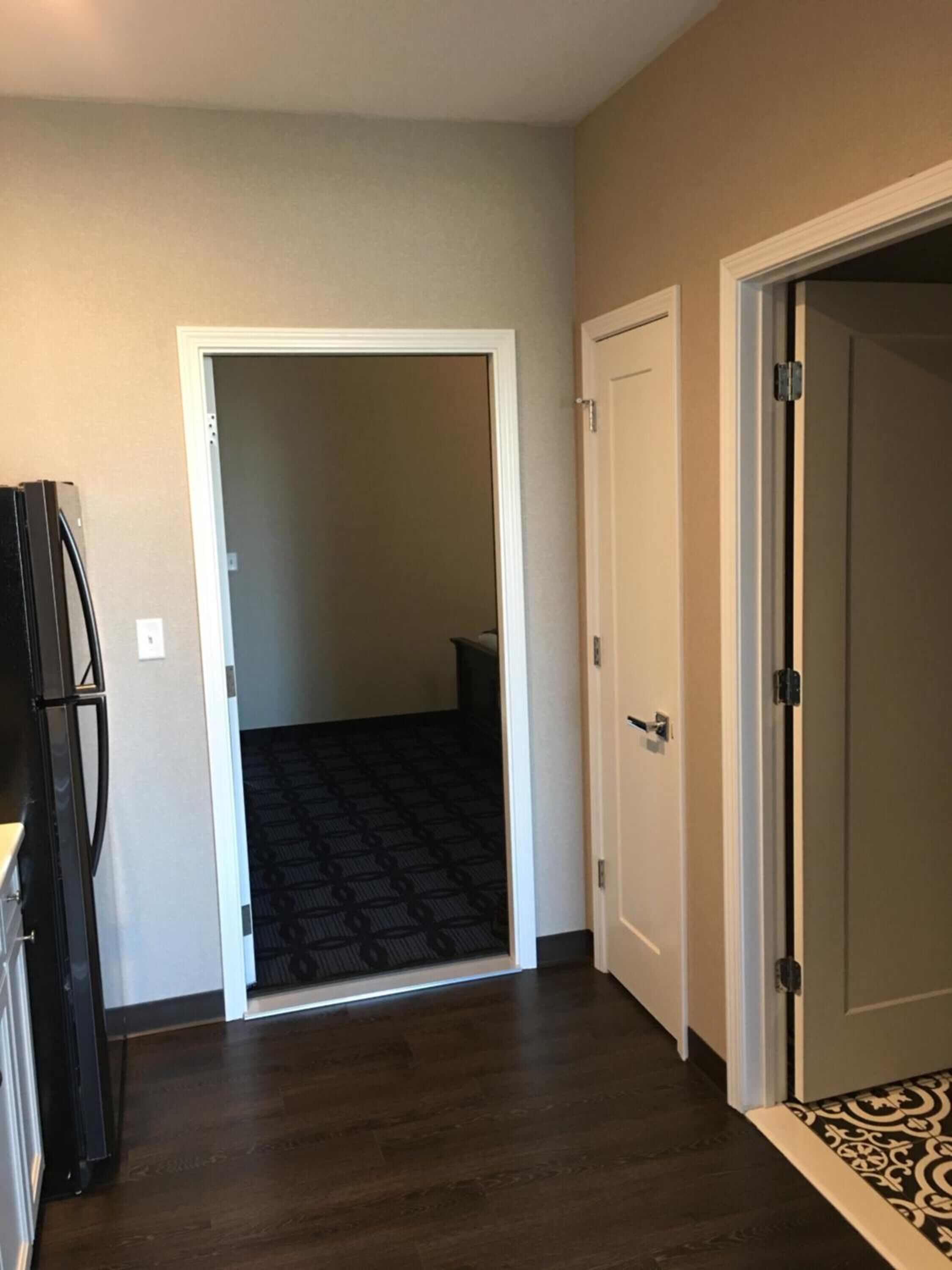 Comfort Studio Suite | Living area | 55-inch TV with cable channels, Netflix, Hulu