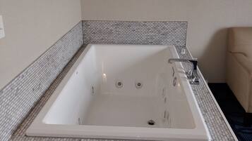 Quarto lua de mel, vista para o rio | Banheira de hidromassagem particular