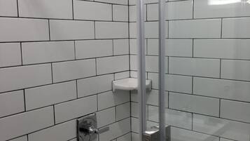 Comfort-studiosuite | Badeværelse | Bruser, brusehoved med hydromassage, hårtørrer, håndklæder