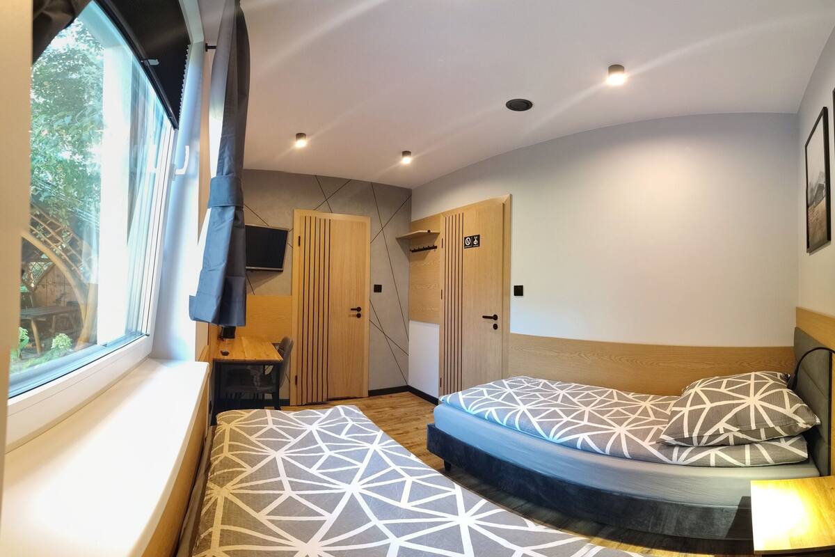 Double Room, Ensuite, Garden View | Blackout drapes, iron/ironing board (on request), WiFi (free)