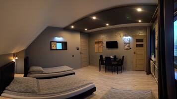 Triple Room, Ensuite, Garden View | Blackout drapes, iron/ironing board, free WiFi, bed sheets