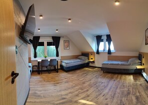 Vierbettzimmer, mit Bad, Gartenblick | Verdunkelungsvorhänge, Bügeleisen/Bügelbrett, kostenloses WLAN