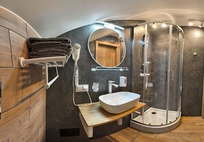 Standard Triple Room, 3 Twin Beds, Garden View | Bathroom | Shower, hair dryer, towels, soap - Atmosfera (Nadarzyn)