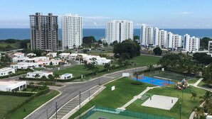 Zona residenziale con edifici alti, un campo da tennis e una strada.