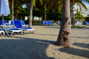 Plage, chaises longues