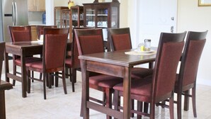 فطور كامل مجانًا يوميًا