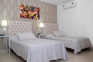 Bureau, rideaux occultants, Wi-Fi gratuit, draps fournis