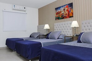 Desk, blackout drapes, free WiFi, bed sheets - Hotel Casa Nico (Barranquilla)