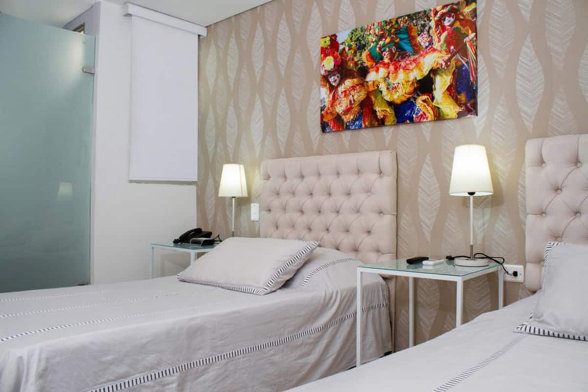 Escritorio, cortinas blackout, wifi gratis y ropa de cama