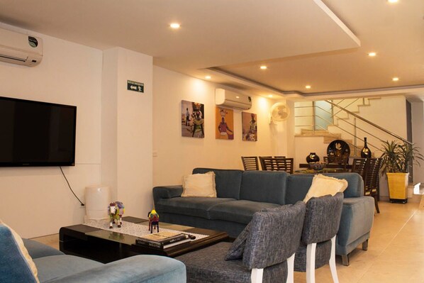 Coin salon dans le hall