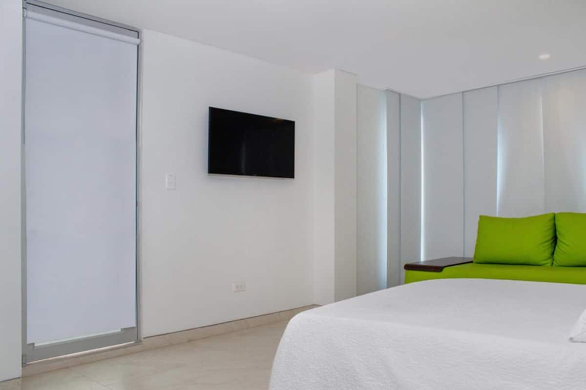 Escritorio, cortinas blackout, wifi gratis y ropa de cama