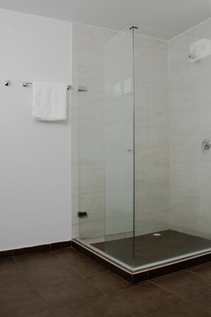 Bathroom shower - Hotel Casa Nico (Barranquilla)