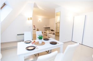 Deluxe Studio (4 osoby) | In-room dining - Studio Apartament Centrum Katowice (Katowice)