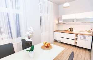 Apartamento superior | Cozinha privada | Geladeira, cafeteira/chaleira, chaleira elétrica