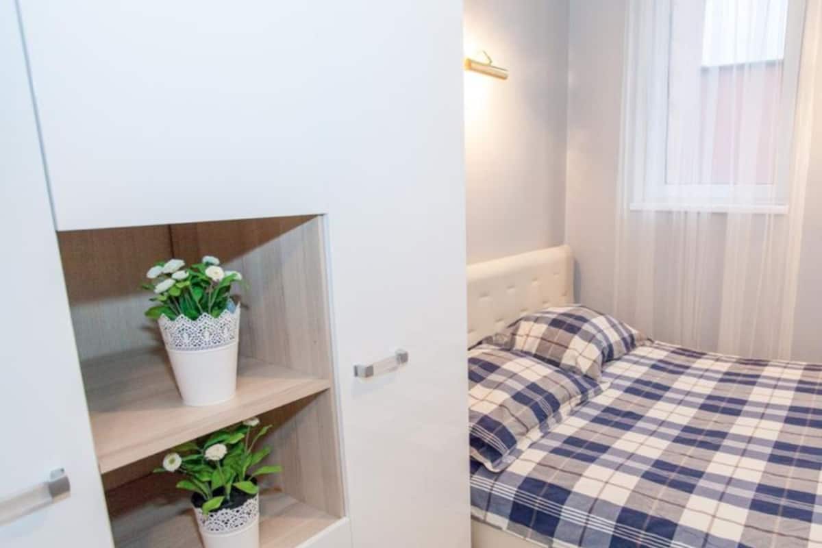 1 bedroom, individually decorated, individually furnished, desk