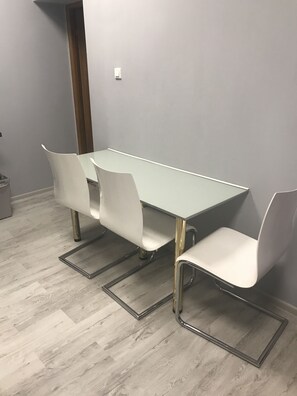 Apartamento Deluxe, balcón | Servicio de comidas en la habitación