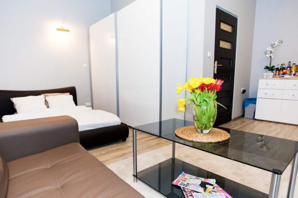 1 bedroom, individually decorated, individually furnished, desk