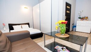 1 habitación, decoración personalizada, muebles diferentes y escritorio 