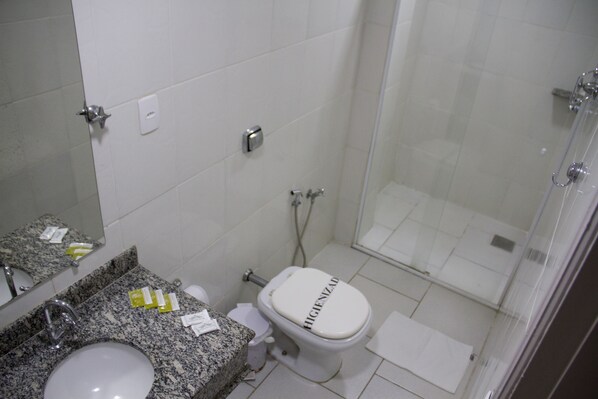 Un baño con lavabo, inodoro y ducha.
