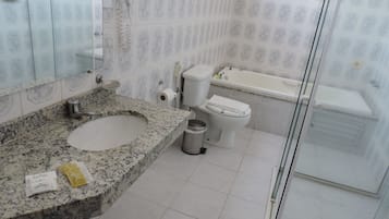Presidential Suite | Bathroom | Shower, free toiletries, towels