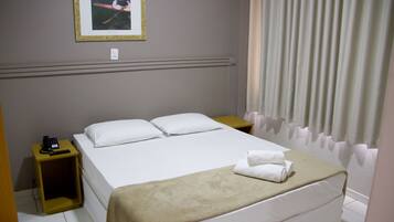 Quarto casal luxo | Frigobar, escrivaninha, Wi-Fi de cortesia, roupa de cama