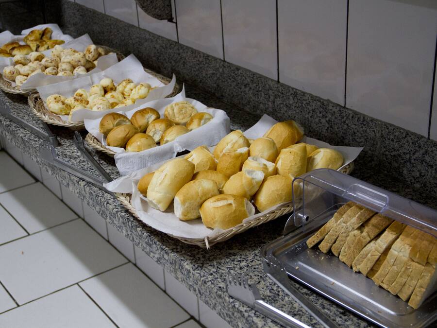 Noutopöydässä on tarjolla monenlaisia leivonnaisia, kuten sämpylöitä, croissantteja ja muita makeita leivoksia.