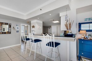 Condo, várias camas, sacada, vista para o oceano | Cozinha privada | Geladeira, micro-ondas, fogão, cooktop