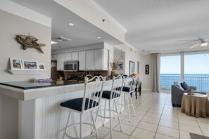 Condo, várias camas, sacada, vista para o oceano | Cozinha privada | Geladeira, micro-ondas, fogão, cooktop