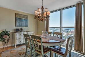 Apartamento, varias camas, balcón, vistas al mar | Cocina privada | Frigorífico, microondas, horno y placa de cocina