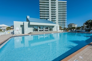 Uma piscina com um edifício ao fundo.