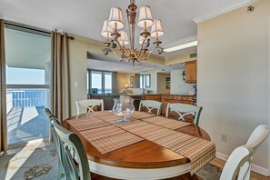 Condo, varias camas, balcón, vista al océano | Cocina privada | Refrigerador, microondas, horno y parrilla de estufa
