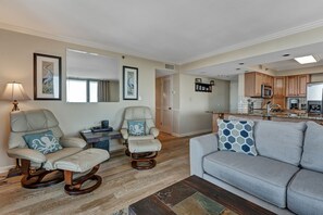 Apartamento, varias camas, balcón, vistas al mar | Sala de estar | Una televisión