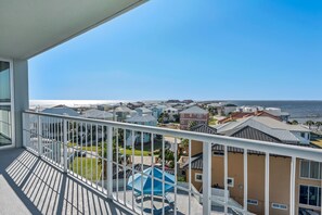 Condo, varias camas, balcón, vista al océano | Balcón