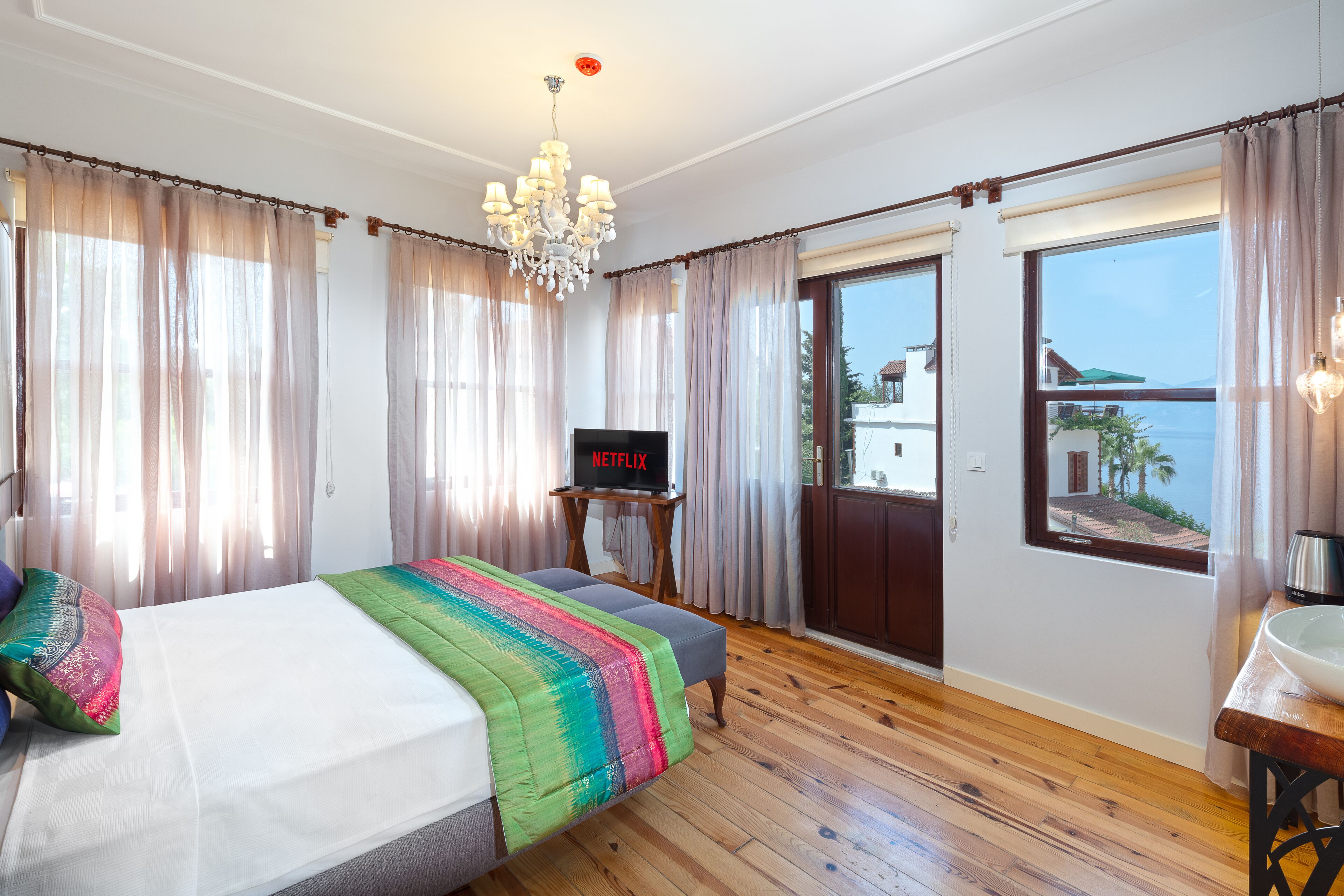 deluxe double room, sea view | minibar, in-room safe, desk, soundproofing