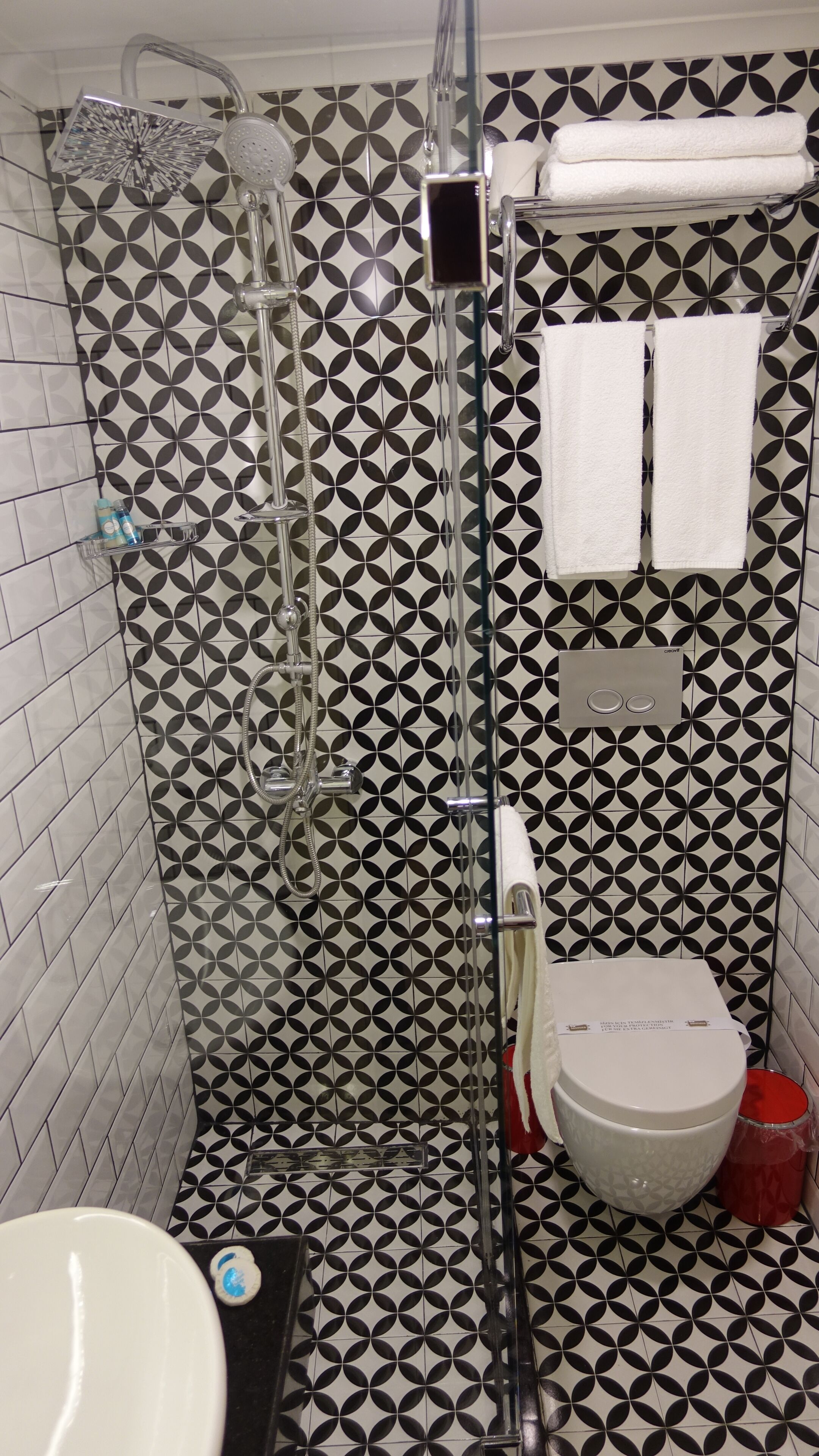 standard double or twin room, city view | bathroom | shower, rainfall showerhead, free toiletries, hair dryer