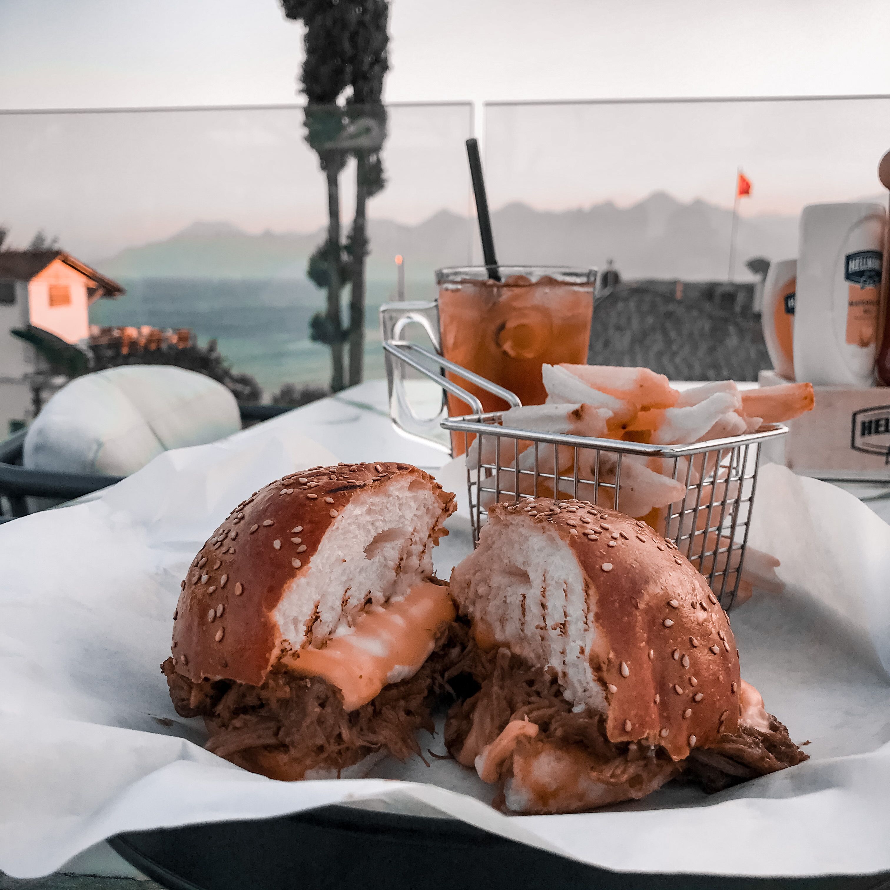 2 restaurants, breakfast served