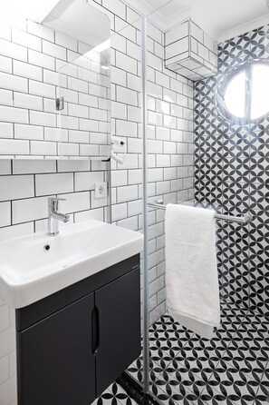 Eenpersoonskamer, 1 eenpersoonsbed, uitzicht op de binnenplaats | Badkamer | Een douche, een regendouche, gratis toiletartikelen, een haardroger