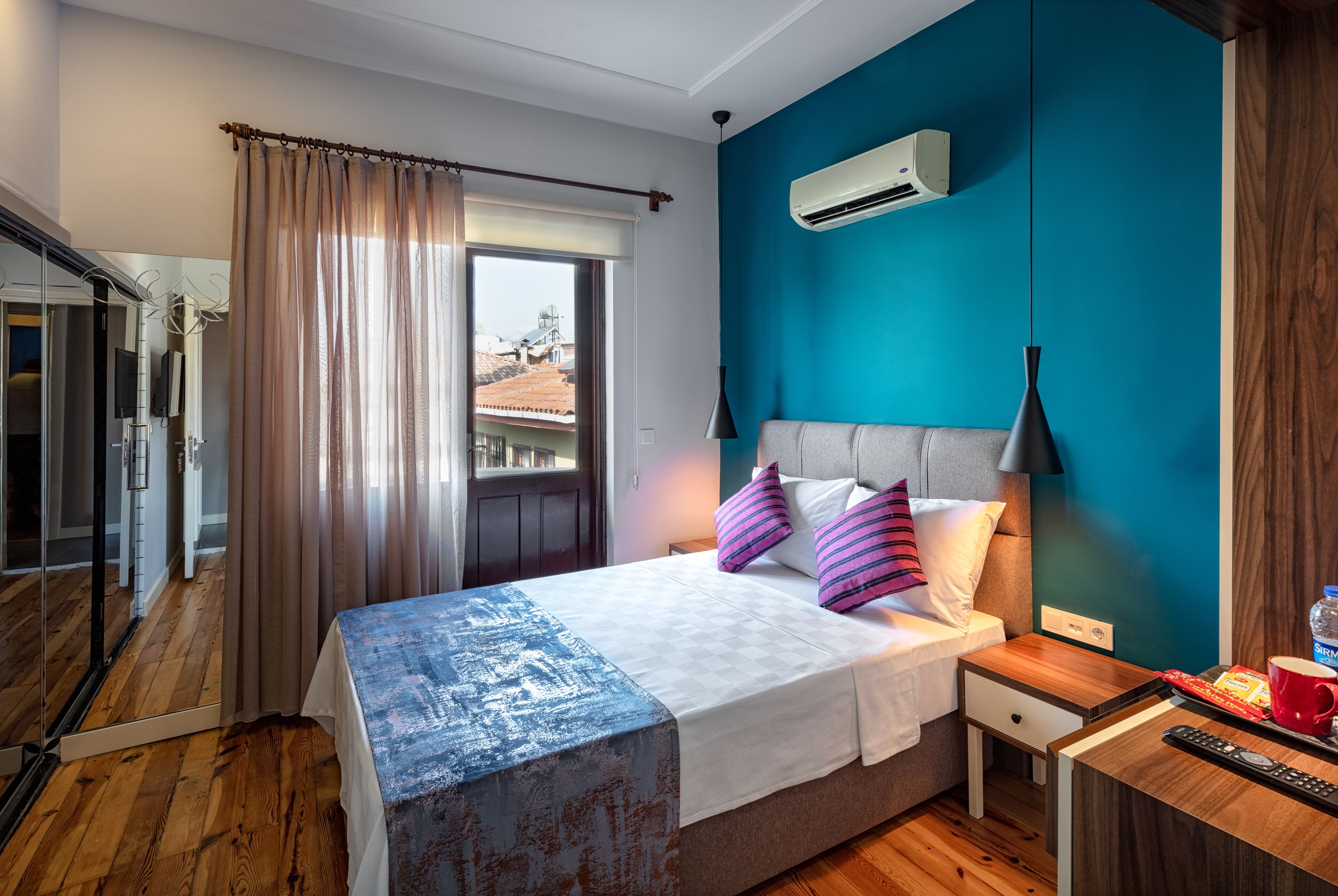 Minibar, caja de seguridad en la habitación y escritorio 