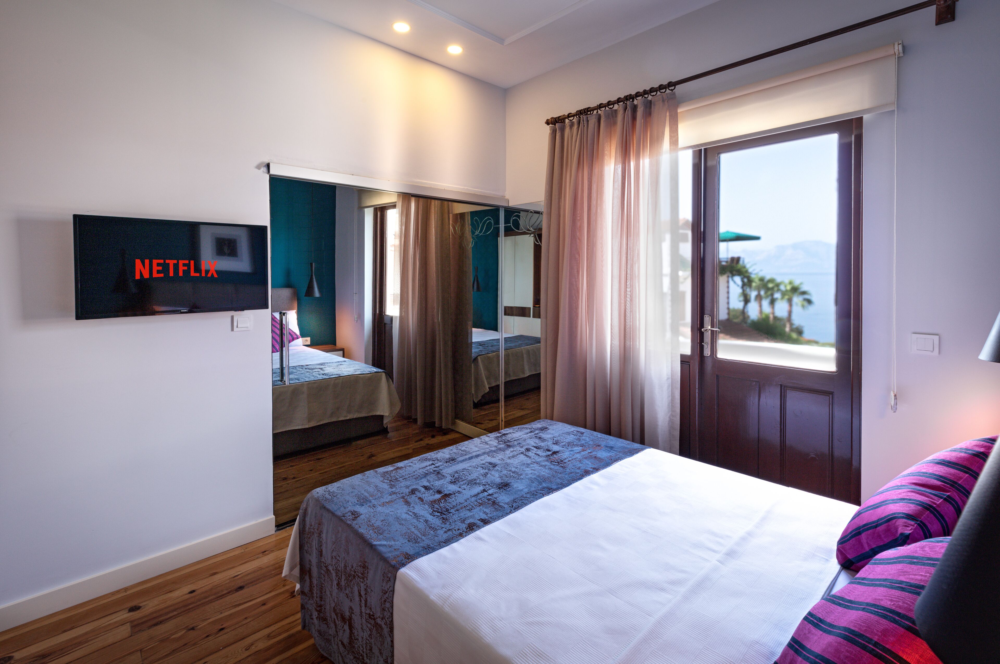 Kahden hengen deluxe-huone, merinäköala | Minibaari, tallelokero huoneessa, työpöytä, äänieristys