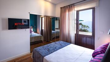 Deluxe tweepersoonskamer, uitzicht op zee | Een minibar, een kluis op de kamer, een bureau, geluiddichte muren