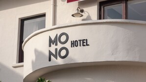 A hotel sign with the name "MONO HOTEL" on a curved white structure. - Mono Hotel (Antalya)